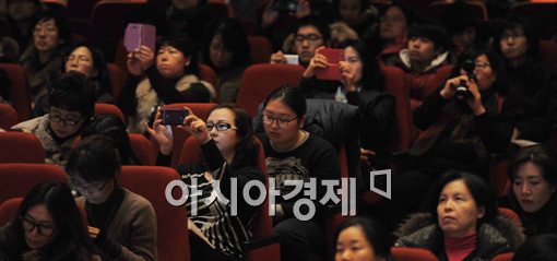 [포토]손보다 빠른 스마트폰으로 입시정보를