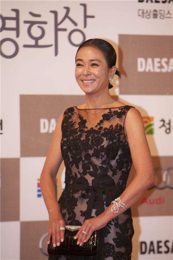 Venice-winning pic "Pieta" actress Cho Min-soo smiles brightly in front of the photo wall at the 33th Blue Dragon Film Awards ceremony held at the Sejong Center in Seoul, South Korea on November 30, 2012. [10Asia/ Brandon Chae]