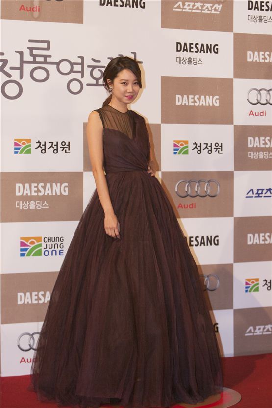 Actress Kong Hyo-jin greets in front of the photo wall at the 33th Blue Dragon Film Awards ceremony held at the Sejong Center in Seoul, South Korea on November 30, 2012. [10Asia/ Brandon Chae]