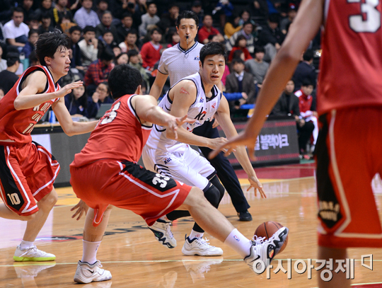 [포토] 고려대 진영을 누비는 조성민