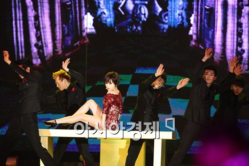 [포토]가인, 붉은색 착시의상 입고 '아찔 퍼포먼스'