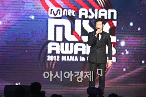 [포토]'2012 MAMA' 김강우, 다음 수상자는 누구일까요?
