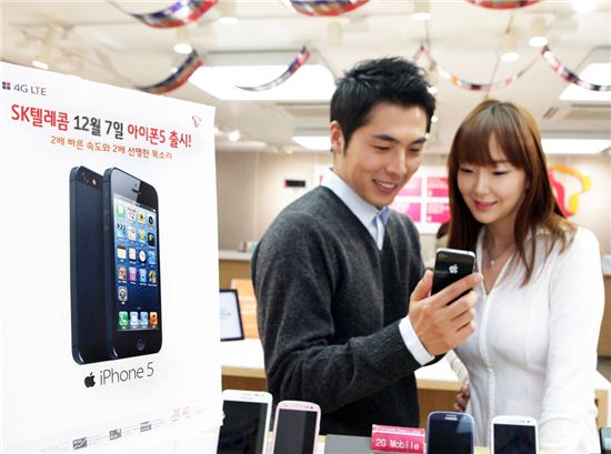 SKT-KT 아이폰5 론칭행사 열어..차이점은?