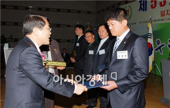 이명원씨(오른쪽)가 한국마사회 회장상을 받고 있다.