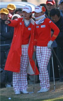  최나연(왼쪽)과 김자영이 여자한일전 첫날 5번홀 그린에서 홀 공략에 대해 상의하고 있다. 사진=KLPGA 제공