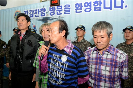 소말리아 해적 피랍 韓선원, 19개월만에 풀려나(상보)