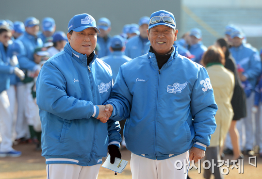 [포토] 김인식-김성근 '악수 나누는 야구계 큰 어른'