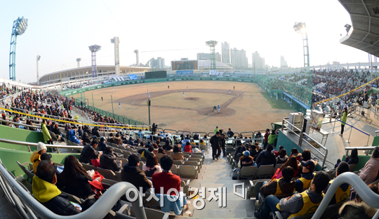 프로야구의 계절이 다시 돌아왔다. 뜨거운 함성소리는 에너지를 폭발시키는 원동력이다. 하지만 경기장 밖에서는 괴로움을 표하는 이들이 적잖다. 사진은 기사 내용과 관계없음.