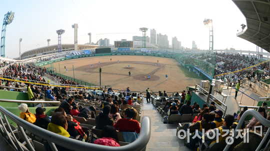 [포토] 오랜만에 관중 맞는 수원 야구장