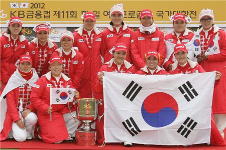  한국팀이 여자한일전 우승 직후 기념촬영을 하고 있다. 사진=KLPGA 제공.