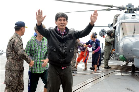 지난 1일 석방된 제미니호 한국인 선원 4명이 청해부대 강감찬호에 도착해 손을 흔들고 있다. 