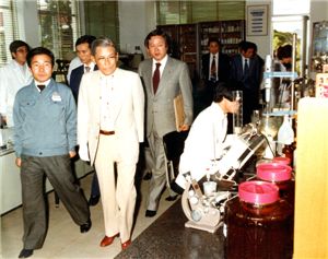 제일제당 인천 1공장을 시찰중인 고 이병철 선대회장(왼쪽 두번째)