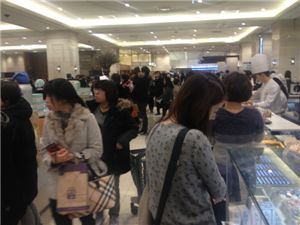 2일 오후 신세계백화점 강남점 지하1층 델리코너에는 제과·제빵을 구입하려는 고객들로 문전성시를 이뤘다.