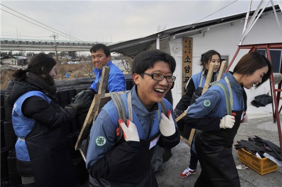 지난달 30일 포스코 임직원들이 창립 18주년 기념으로 연탄배달 봉사활동을 했다. 사진은 인천에서 연탄을 배달하는 모습.