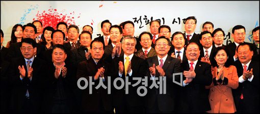 [포토]문재인 후보, 기념사진 촬영 중