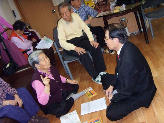 이명석씨(오른쪽)가 한 양로원을 방문해 노인들을 만나 심리상담을 하고 있다.