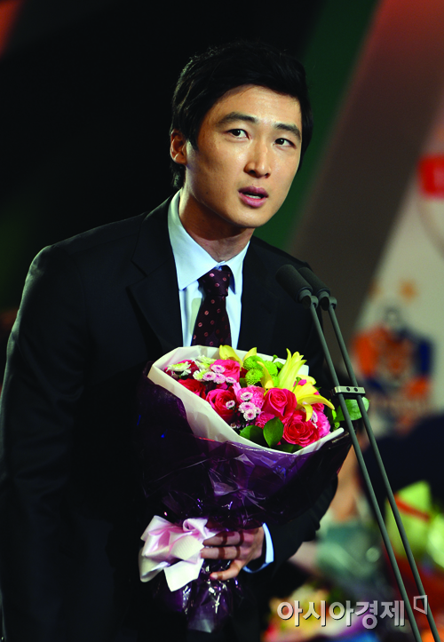 [포토] 곽태휘 '2012 최고의 센터백'