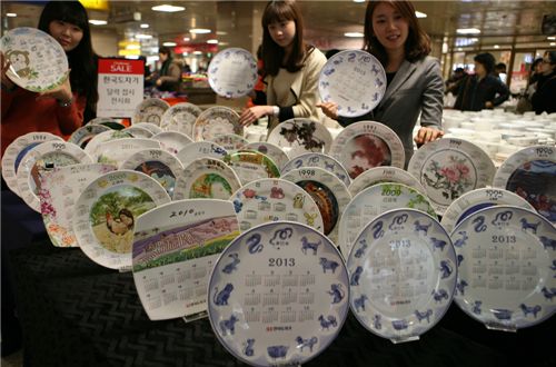 [포토]한국도자기, 12간지 새긴 도자기 달력접시 선봬