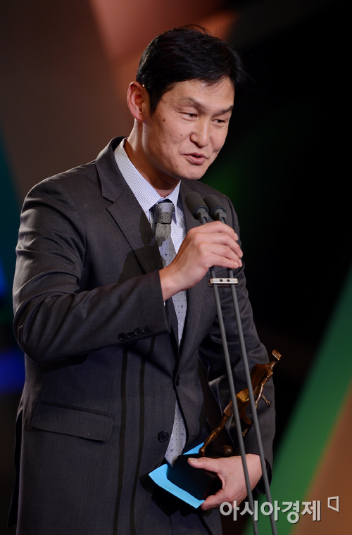 [포토] 감독상 수상 소감 밝히는 최용수 감독