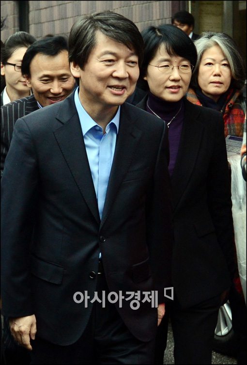 [포토]인사하며 떠나는 안철수 전후보