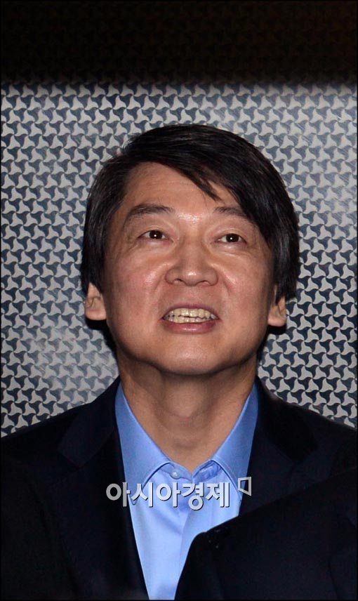 [포토]엘레베이터 탑승한 안철수 전후보