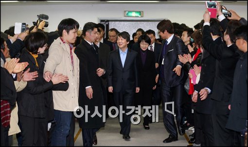 [포토]환호받으며 입장하는 안철수 전후보