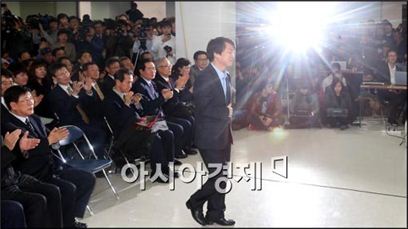 대선후보 시절 기자회견 단상에 오르고 있는 안철수 전 교수