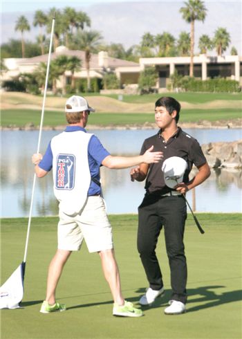  김시우(오른쪽)가 PGA Q스쿨 최종 6라운드 18번홀에서 2013년 PGA투어카드를 확보한 뒤 캐디와 기쁨을 나누고 있다. 사진=세마스포츠 제공.