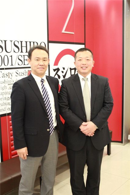 토요사키 대표와 최세철 스시로한국 대표(왼쪽)가 회전초밥의 대중화와 세계화를 위해 함께 뜻을 모으고 기념촬영을 하고 있다.  
