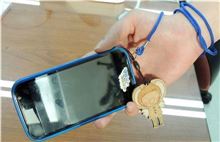 휴대전화 도난 예방을 위해 광주 북부경찰서 역전파출소 직원들이 찜질방 이용객들에게 직접 제작·배포한 '도난방지 끈'의 활용 모습.