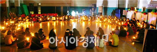 전남 곡성중학교 학부모와 학생, 교사들이 참석한 가운데  촛불 파이어를 진행하고 있다.