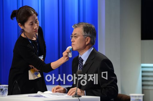 [포토]토론회 준비하는 문재인 후보