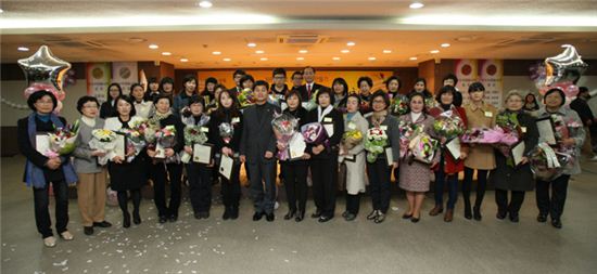 꾸준하고 적극적인 나눔 실천으로 성북구의 희망온도를 올린 주인공들을 격려하기 위해 성북구가 ‘2012 성북구 자원봉사자 대회’를 마련했다.
