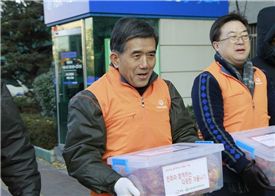 심경섭 ㈜한화 대표(사진 가운데)가 성동종합사회복지관을 찾아 김장김치 1200포기를 담그고 인근 독거노인들에게 김치를 전달하는 모습. 