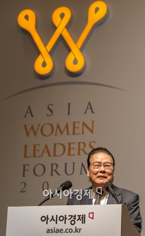 [포토]여성리더스포럼, 개회사 하는 이어령 석학