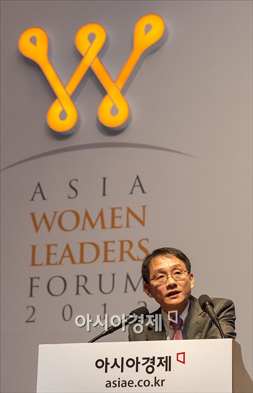 이세정 아시아경제신문 대표가 5일 서울 소공동 롯데호텔에서 열린 '2012 아시아 여성 리더스 포럼'에서 환영사를 전하고 있다. 