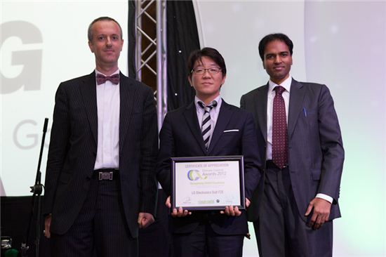 LG전자가 두바이에서 열린 '클라이밋 컨트롤 어워드 2012'에서 최고 프로젝트상을 수상했다.사진 오른쪽부터) 비 수렌달 CPI 인더스트리 편집장, LG전자 신준석 차장, 프레드릭 팰리 이사)  CPI 인더스트리 이사. 