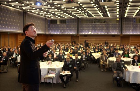 김난도 서울대 교수(사진 왼쪽)가 ‘2013년 소비트렌드 변화와 기업의 대응’을 주제로 강연을 하고 있는 모습. 