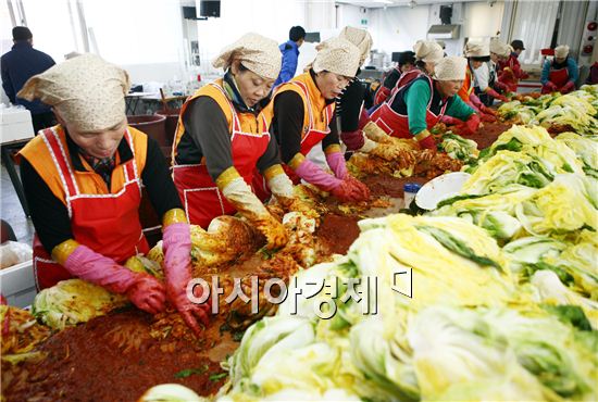 곡성군 디딤돌 자원봉사지들이 어려운 이웃에게 나누어 줄 김장 김치를 담고 있다.