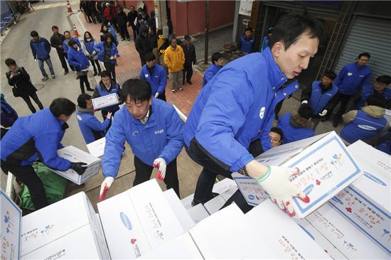 삼성그룹 사장단 27명은 5일 서울 시내 6개 지역 쪽방촌을 찾아 생필품을 전달하고 봉사활동을 진행했다. 