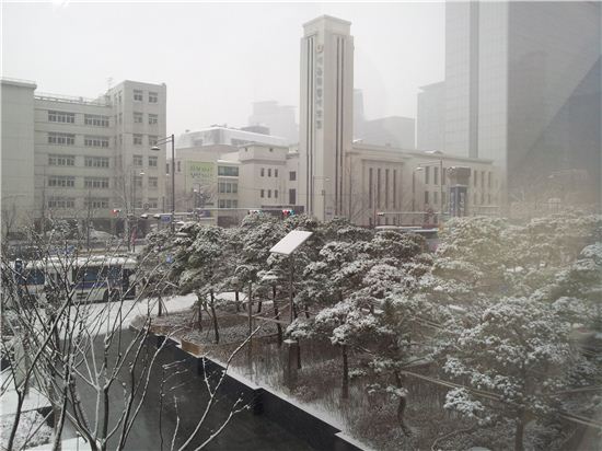 눈 내린 서울시청 주변 풍경 