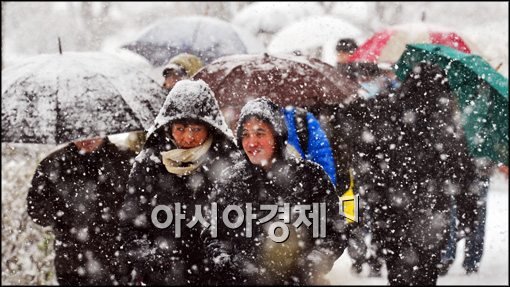 ▲ 5일 서울지역 적설량은 저녁 8시 현재 7.8cm를 기록했다. 이는 12월 초순 내린 눈으로는 관측 이래 세 번째로 많은 양이다.