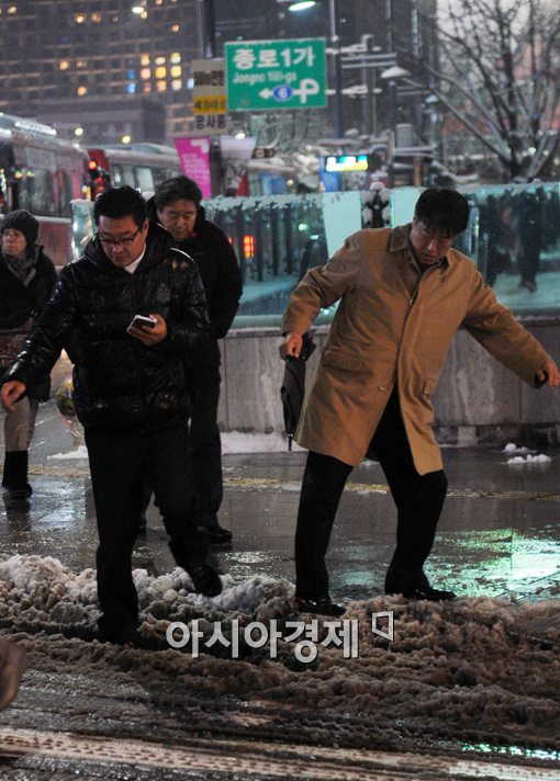 [포토]엉거주춤 퇴근길 