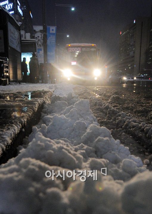 [포토]녹아버린 눈 얼어버린 도로 