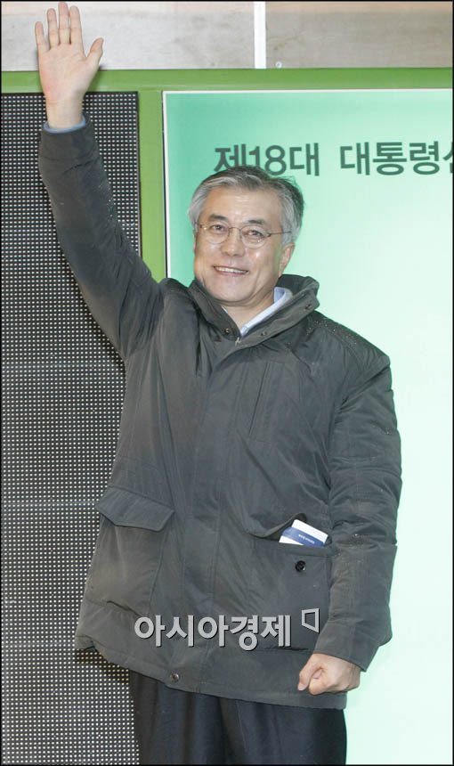 [포토]손 흔들며 인사하는 문재인 후보