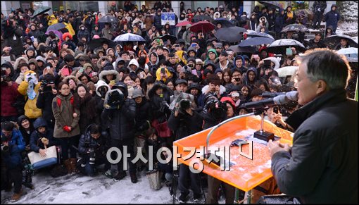 [포토]대학교에서 유세중인 문재인 후보