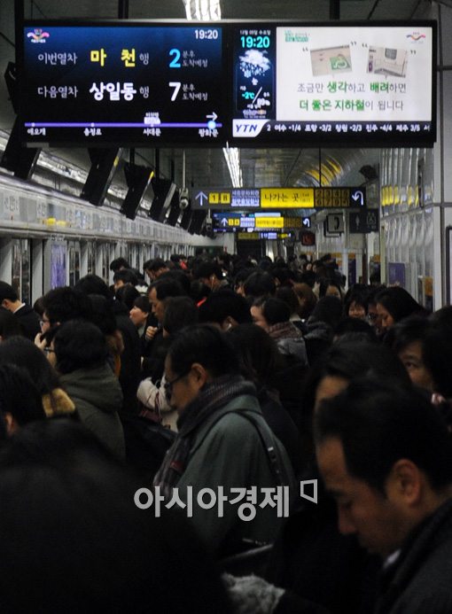 [포토]북적이는 지하철