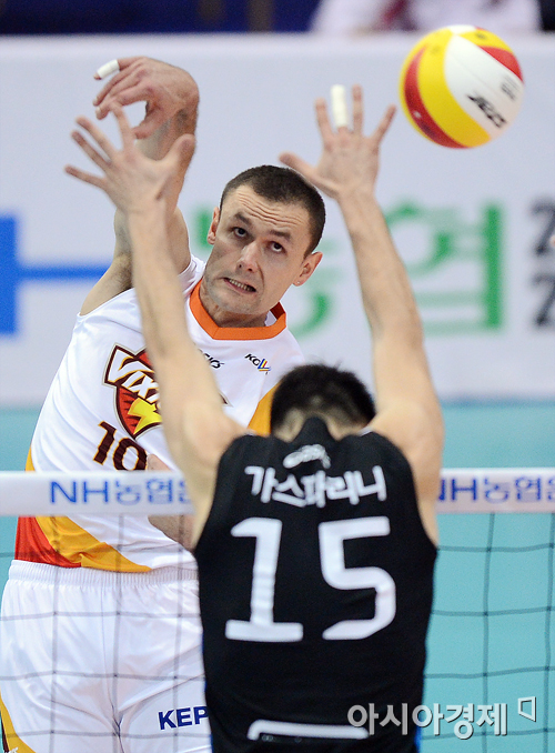 [포토] 스파이크 때리는 안젤코 '가스파리니, 고개를 숙여라'