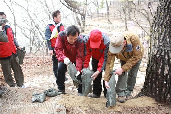 북한산 살리기 위한 흙나르기 운동 
