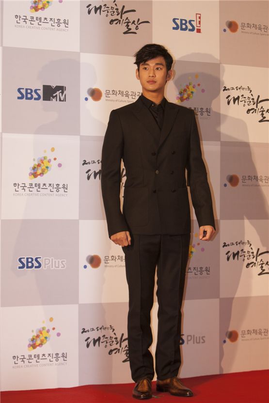 Actor Kim Soo-hyun in a classic black suit poses during the red carpet at the 2012 Popular Culture & Art Awards in Seoul, South Korea, on November 19, 2012. [Brandon Chae/10Asia]
